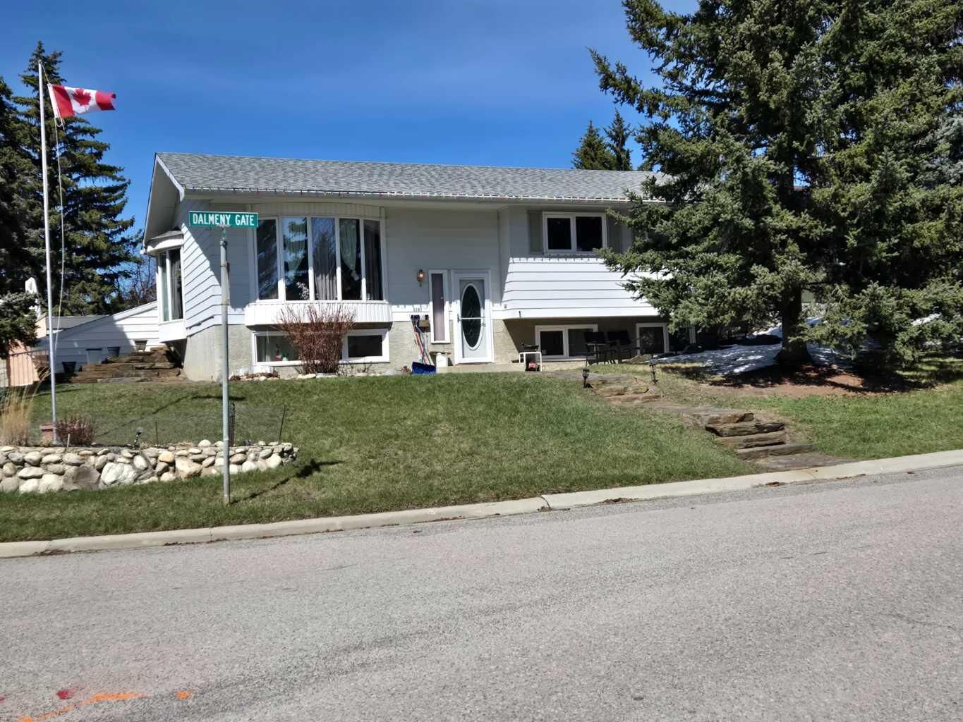 Property Photo:  6803 Dalmeny Gate NW  AB T3A 1T5 