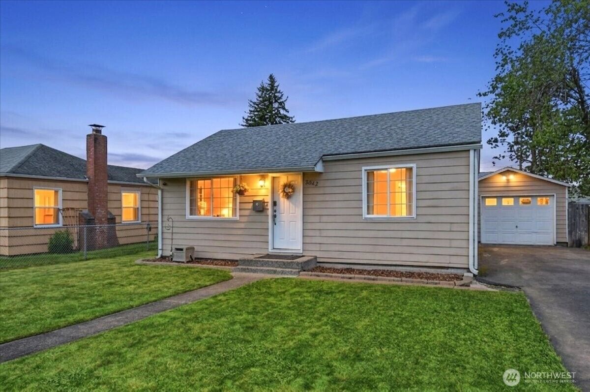 Property Photo:  3042  Field Street  WA 98632 