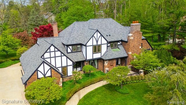 Property Photo:  281 Chestnut Circle  MI 48304 