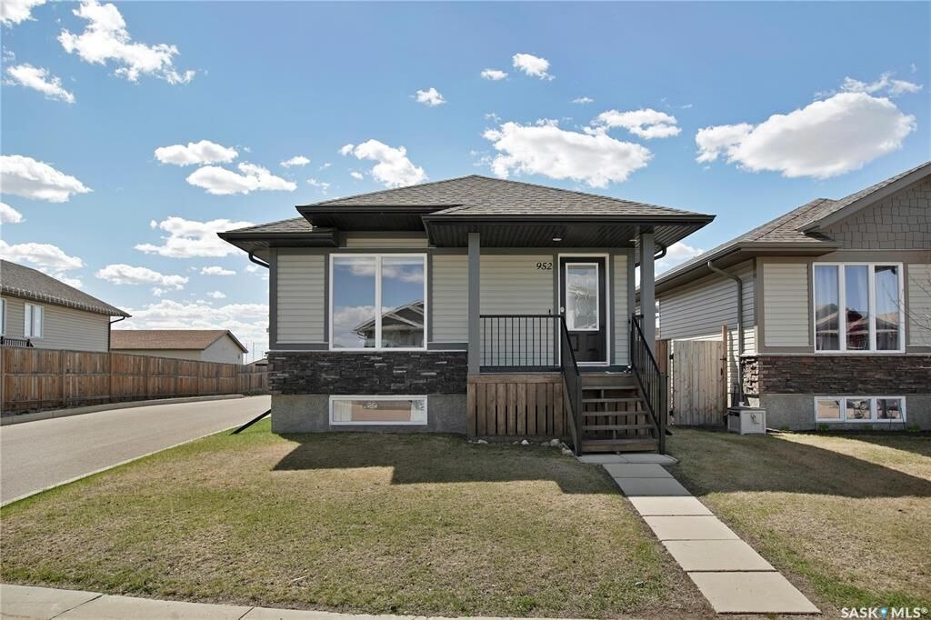 Property Photo:  952 Glenview Cove  SK S0K 0A2 