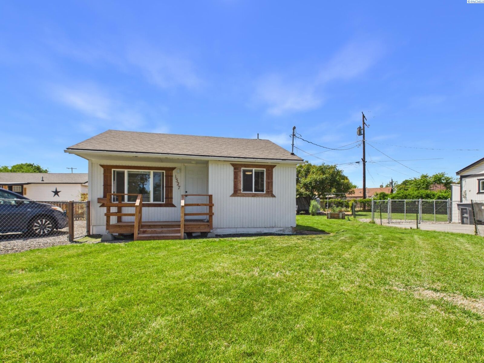 Property Photo:  1327 Potter Ave  WA 99354 