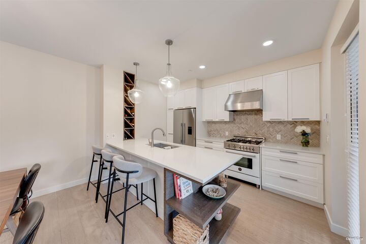 Property Photo: 33540 Mayfair Avenue 102 BC V2S 0J3