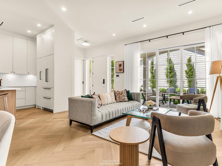 Property Photo:  2043 W 45th Avenue 2  BC V6M 2H8 