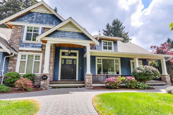 352 St. James Crescent — photo 1