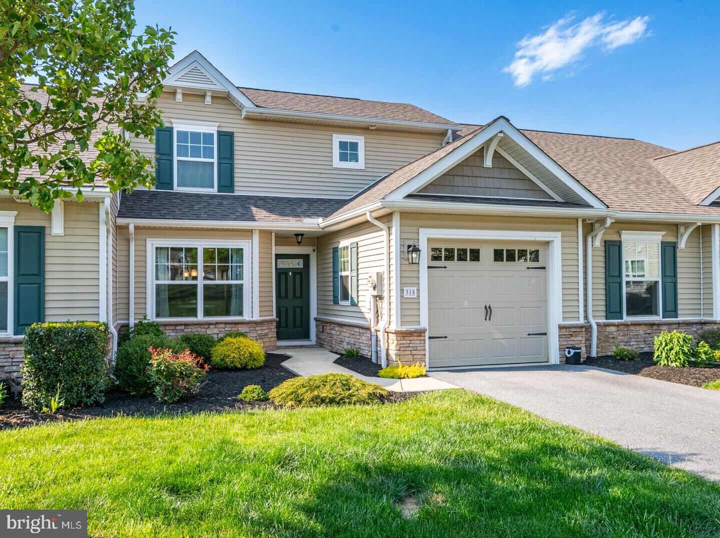 Property Photo: 315 Cabot Circle PA 17584
