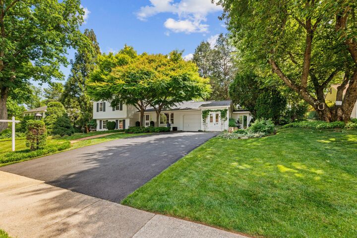 Property Photo: 8527 Pappas Way VA 22003
