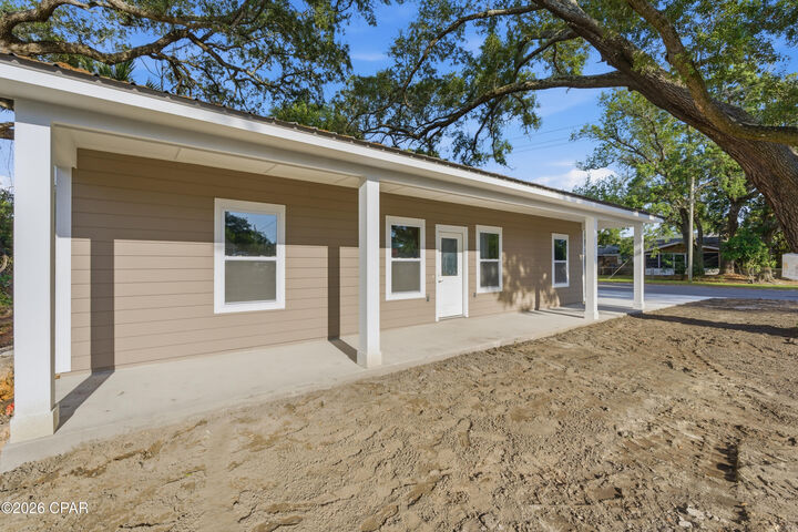 Property Photo:  2201 E 6th Street  FL 32401 
