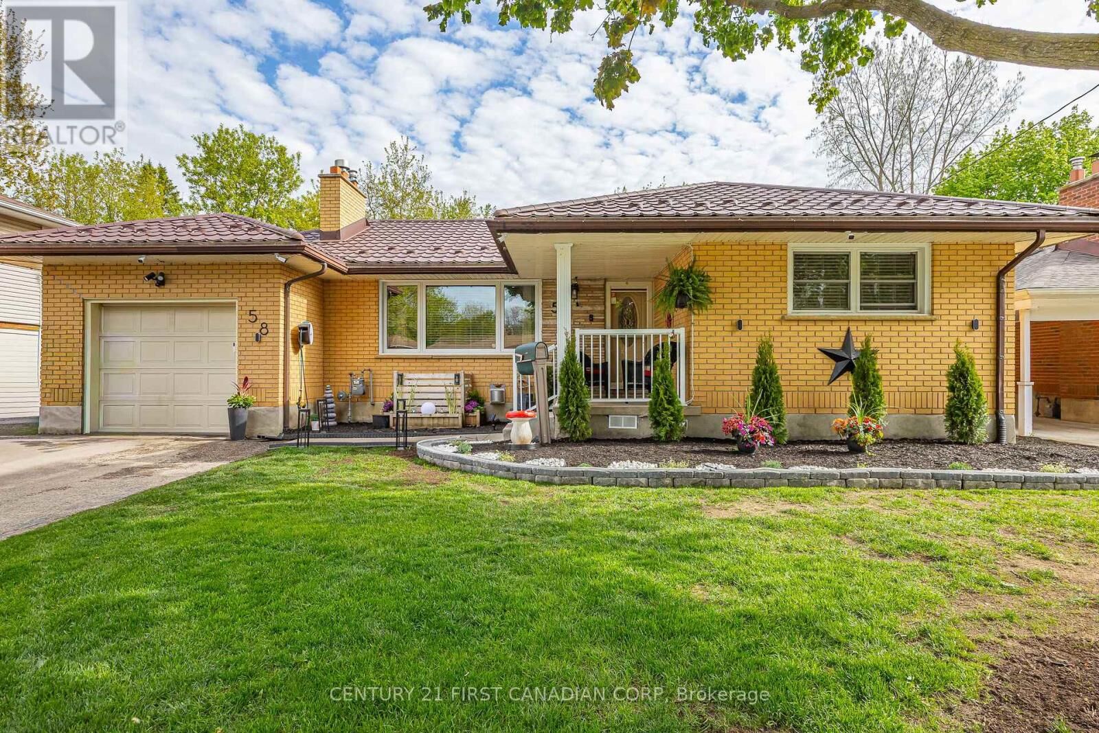 Property Photo:  58 Centre Crescent North  ON N6J 2Z6 
