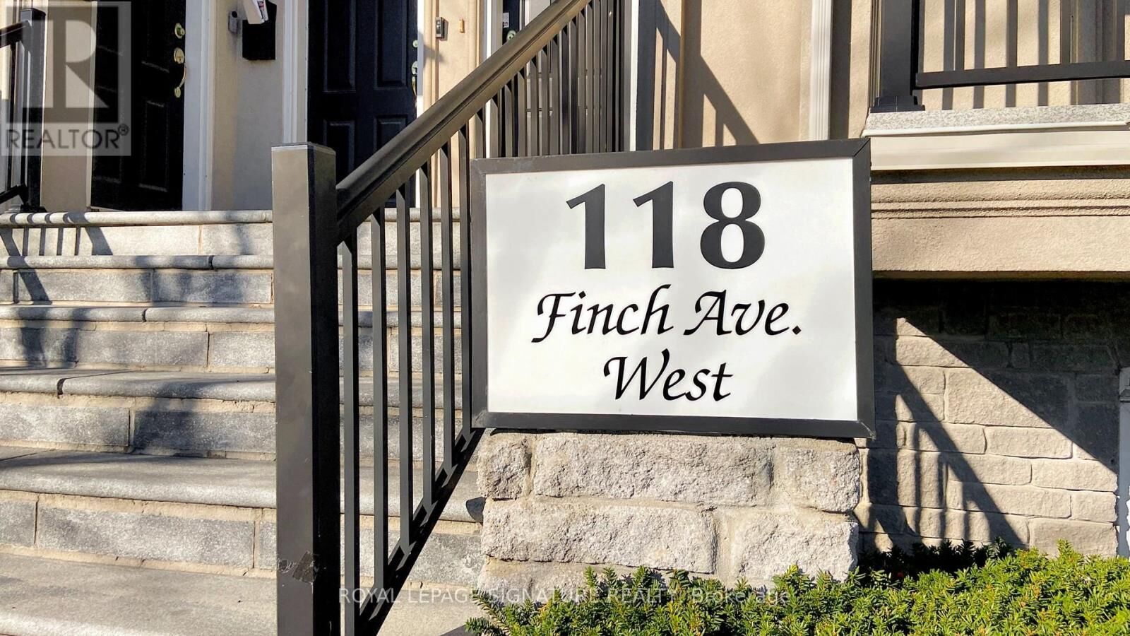 Property Photo:  118 Finch Avenue West Th 5  ON M2N 7G2 