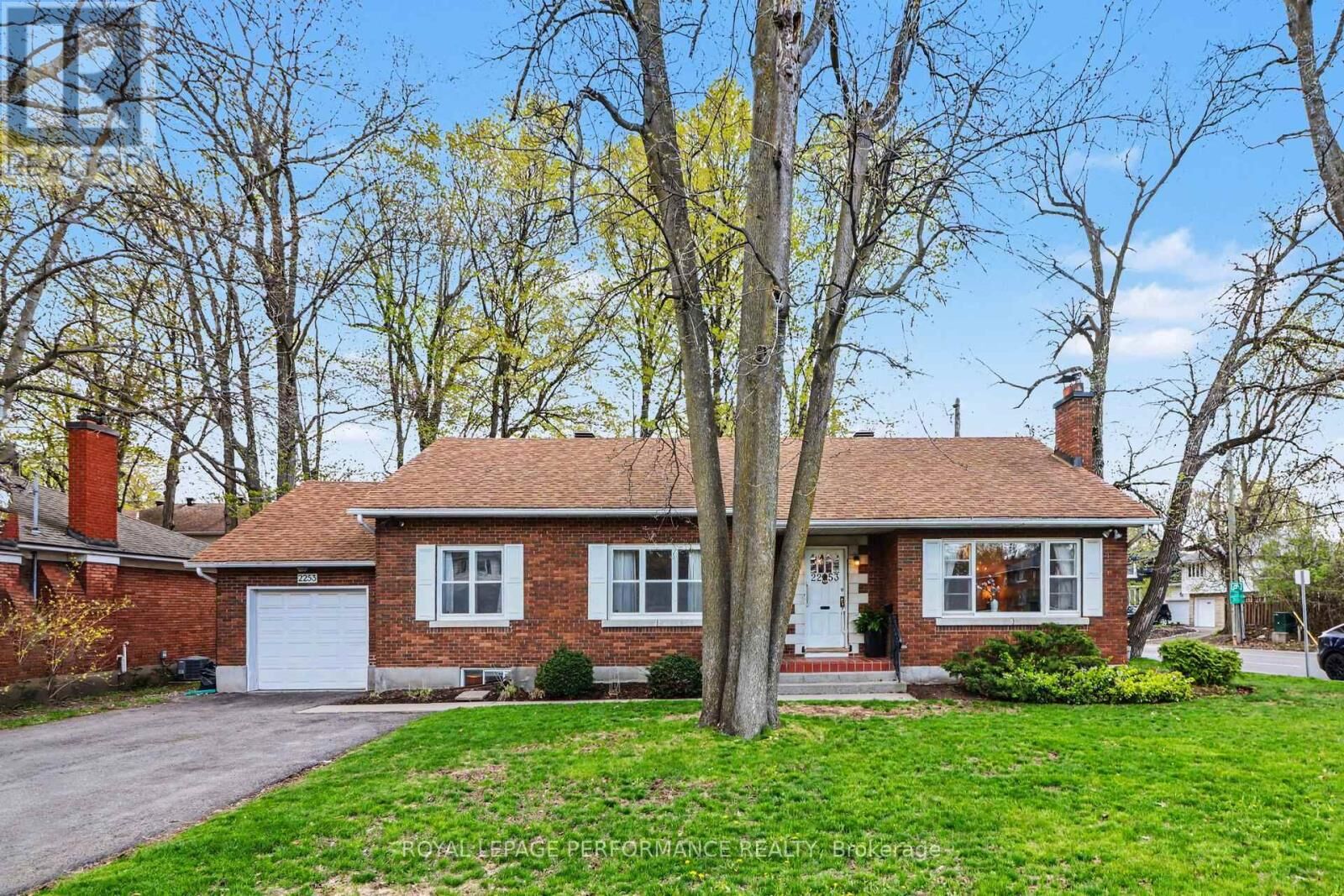Property Photo:  2253 Alta Vista Drive  ON K1H 7L9 