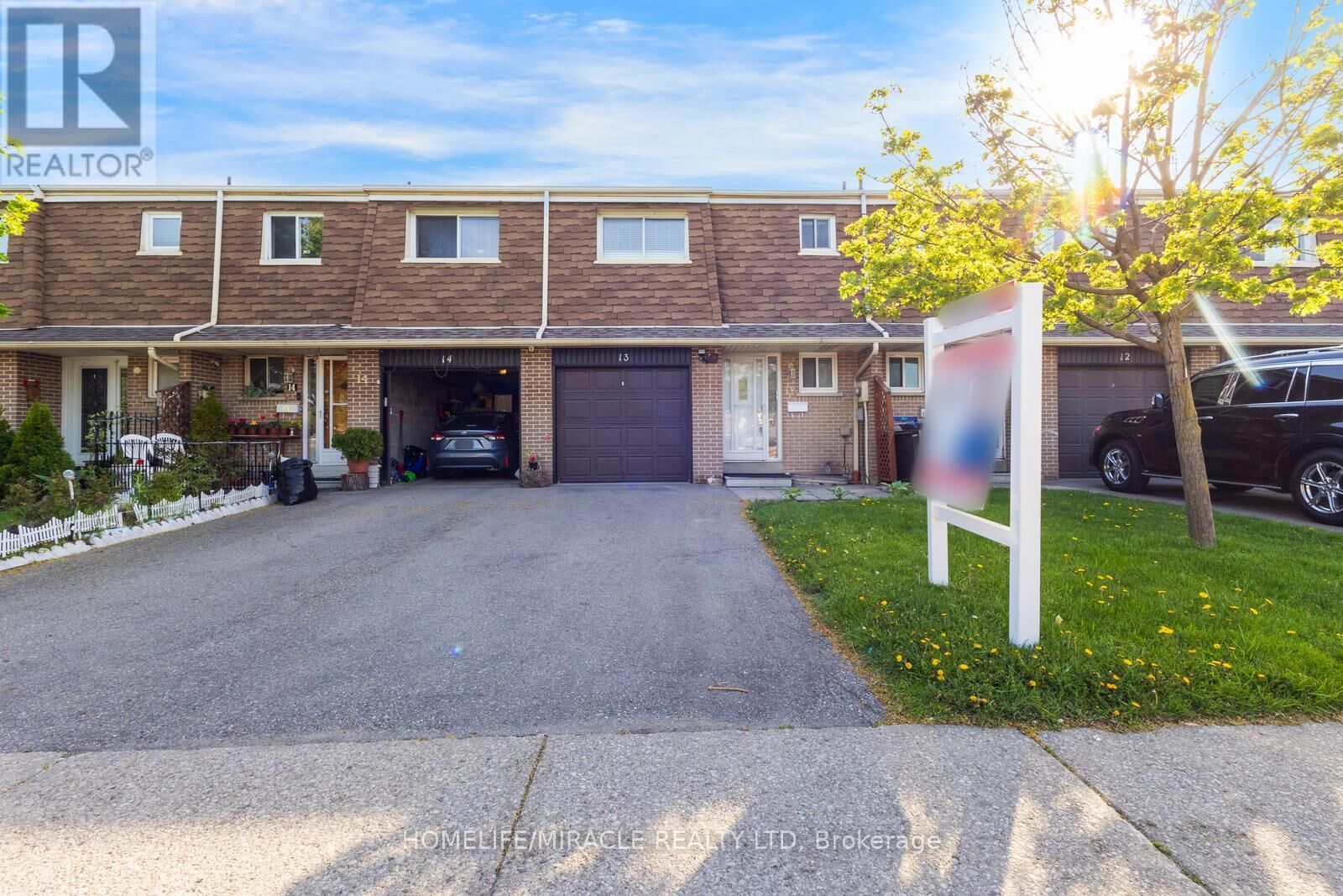 Property Photo:  7450 Darcel Avenue 13  ON L4T 2X7 