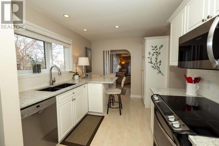Property Photo:  157 Windsor St  ON P7B 1V2 