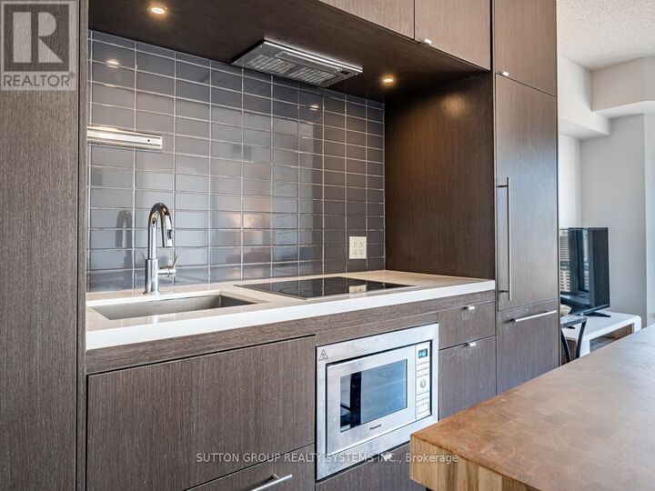Property Photo:  155 Yorkville Avenue 2503  ON M5R 1C4 