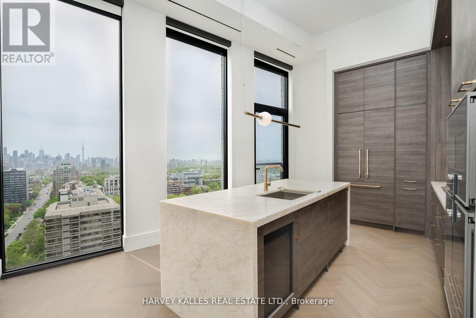 Property Photo:  215 Lonsdale Road 2002  ON M4V 1W7 