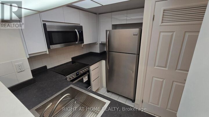Property Photo:  7 Broadway Avenue 311  ON M4P 3C5 