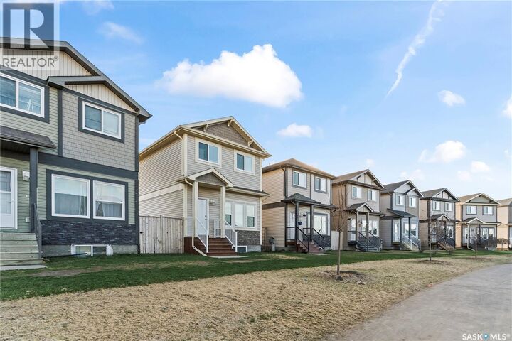 Property Photo:  68 235 Rosewood Boulevard E  SK S7V 0J2 