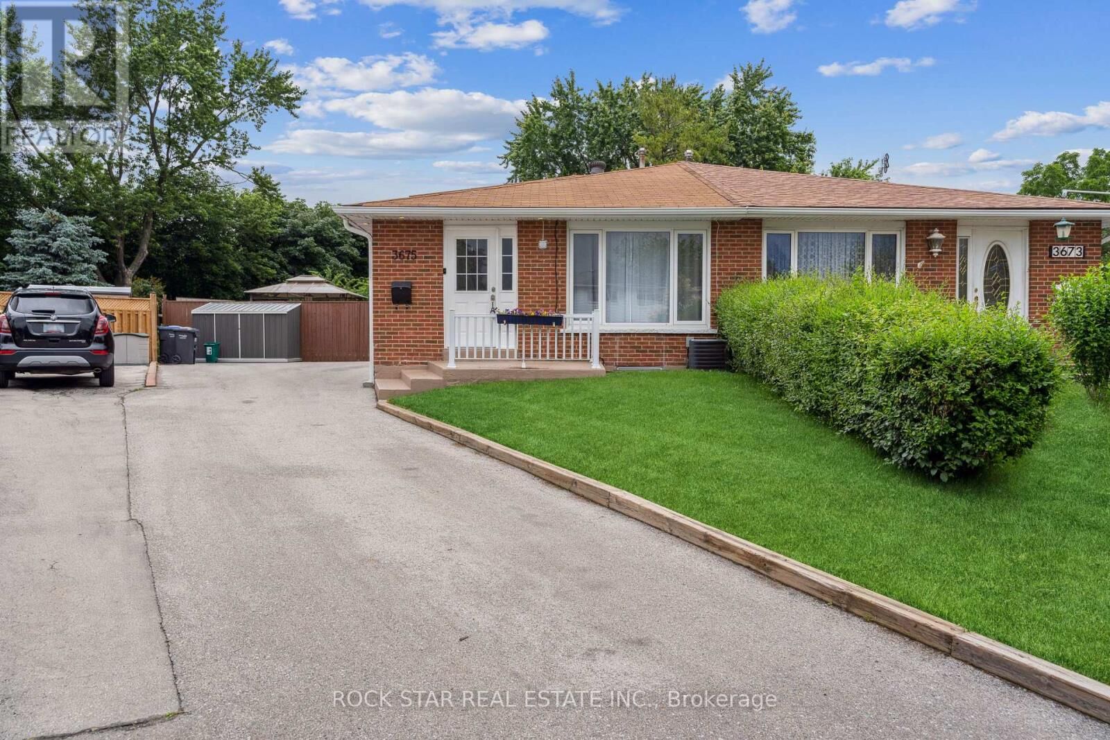 Property Photo:  3675 Glencolin Court Upper  ON L5C 2G3 
