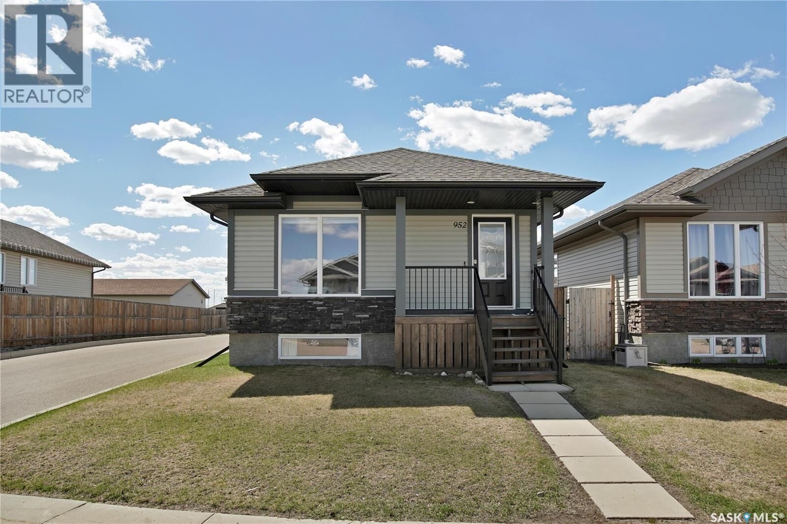 Property Photo: 952 Glenview Cove SK S0K 0A2