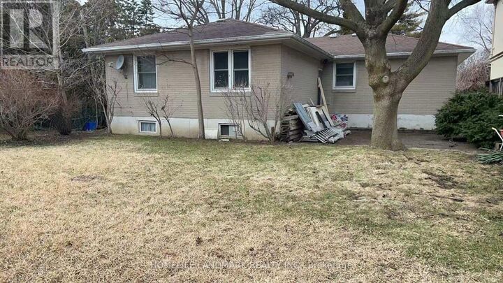 Property Photo: 5 Park Glen Drive ON M3B 1K4