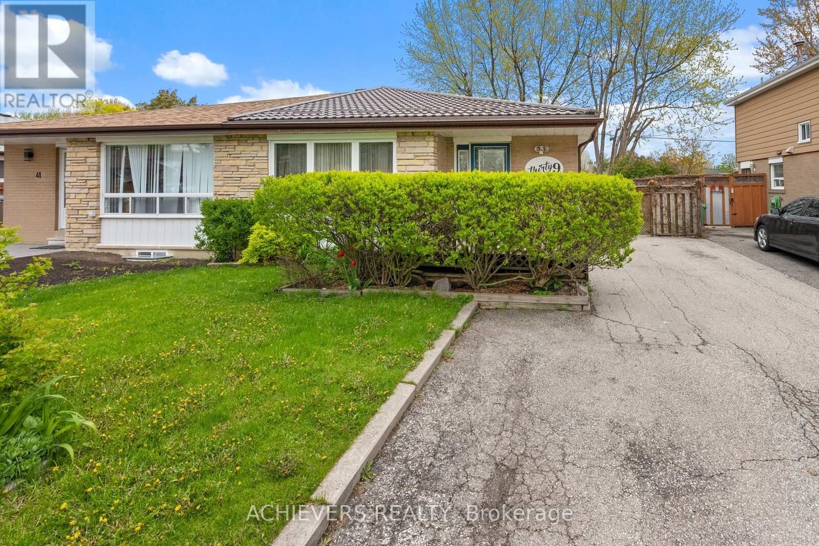 Property Photo:  39 Danesbury Crescent  ON L6T 1T2 