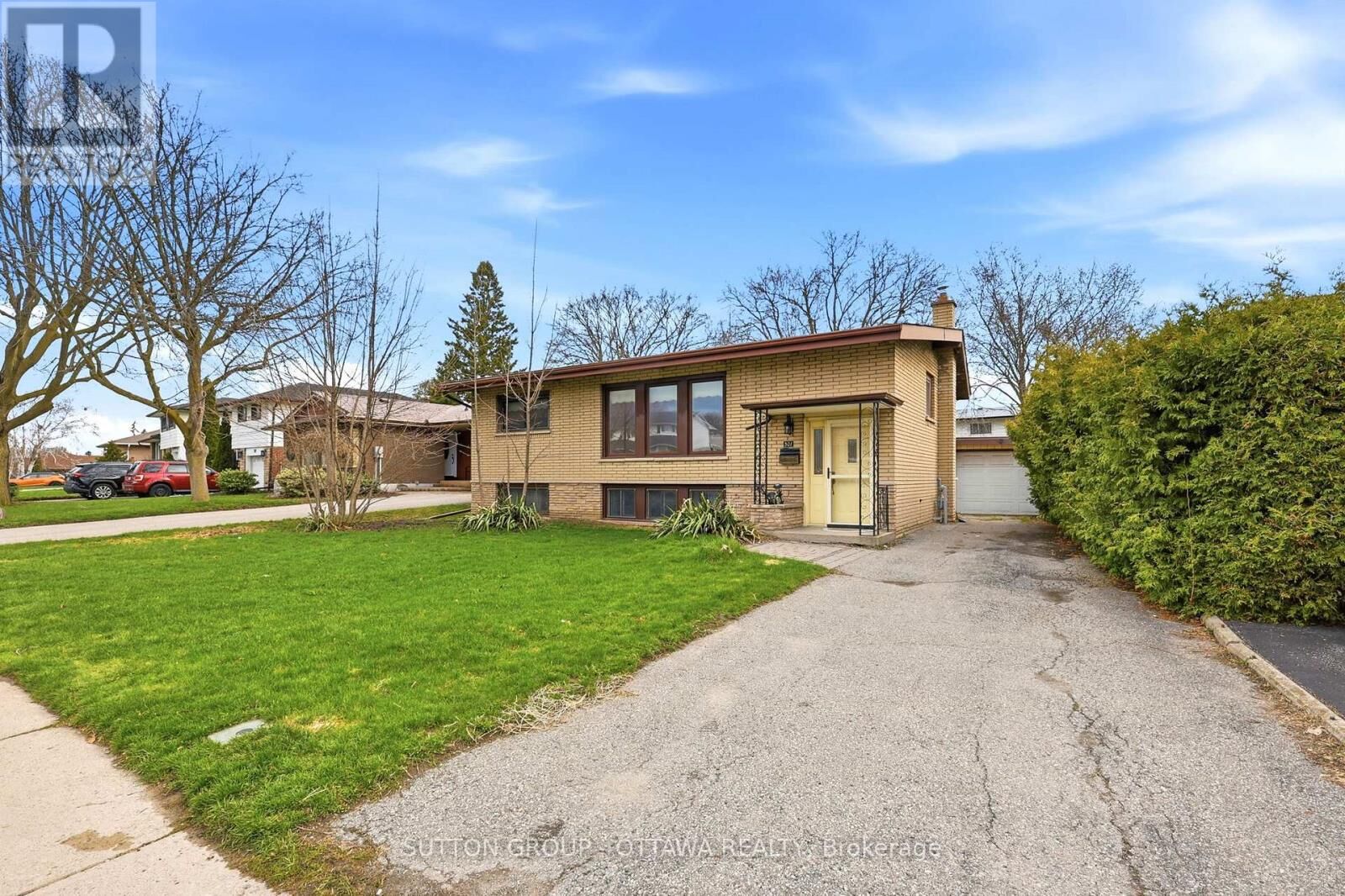 Property Photo:  301 Central Park Boulevard North  ON L1G 5Z5 