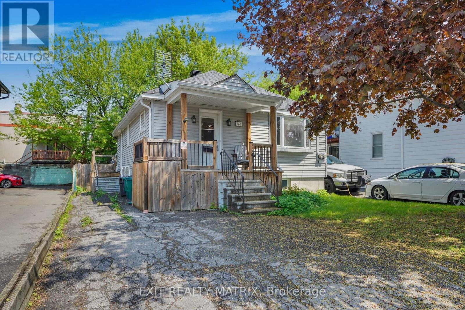 Property Photo:  261 Montfort Street  ON K1L 5P1 