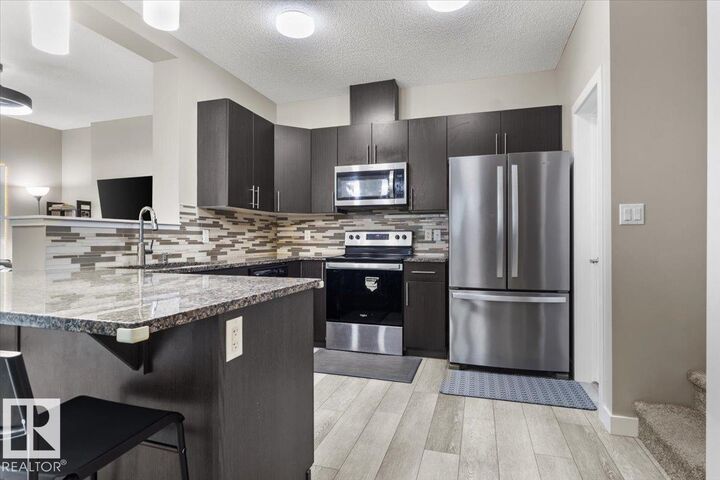 Property Photo:  236 39 Avenue NW  AB T6T 2K3 