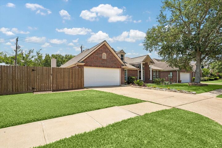 Property Photo:  1602 Oak Place Court  TX 77581 