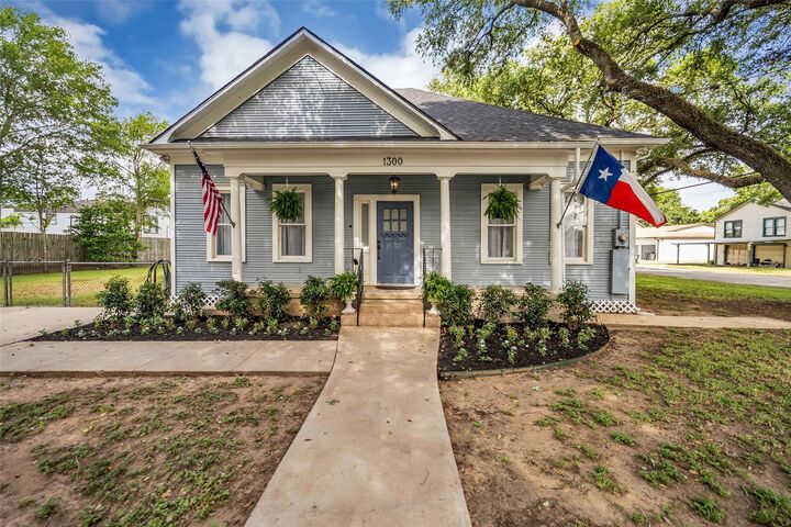 Property Photo:  1300 7th Street  TX 77471 