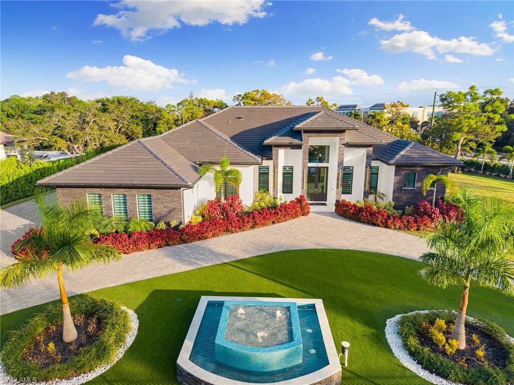 Property Photo: 10 Caribbean Rd FL 34108