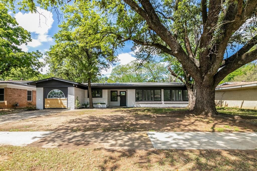 Property Photo:  6209 Brentwood Drive  TX 76112 