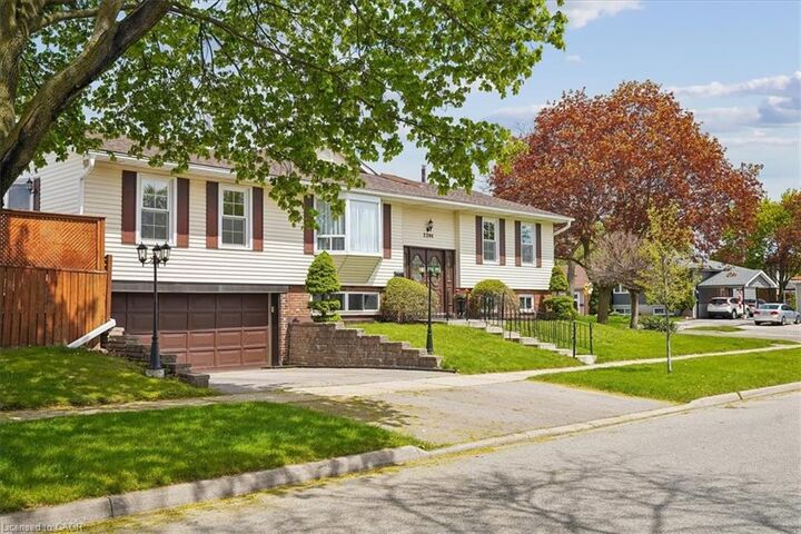 Property Photo:  2204 Cartier Crescent  ON L7P 2Z5 