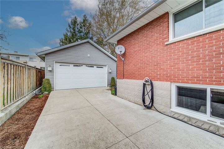 Property Photo:  18 Queenston Crescent  ON N2B 2V5 