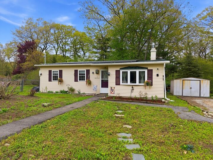Property Photo:  4 Bunker Hill Rd  MA 01524 