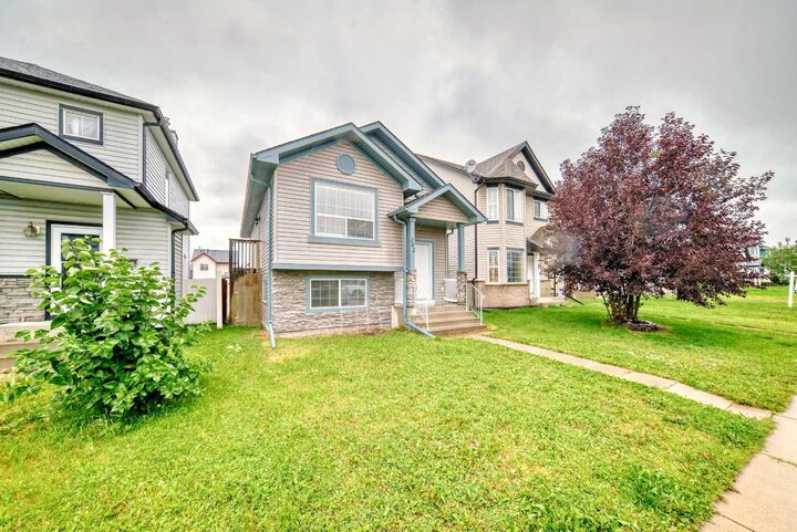 Property Photo:  202 Saddlemead Green NE  AB T3J 4M7 