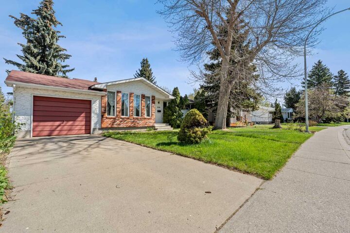 Property Photo:  5220 Grove Hill Road SW  AB T3E 4G6 