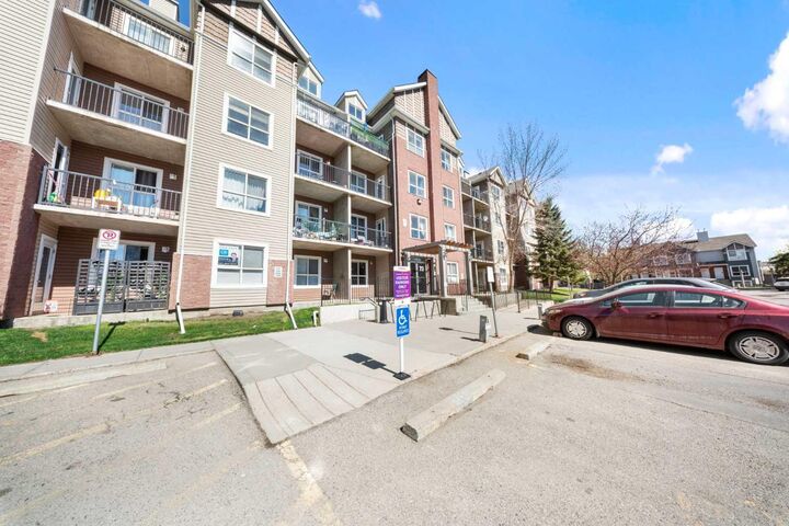 Property Photo:  73 Erin Woods Court SE 3206  AB T2B 3V2 
