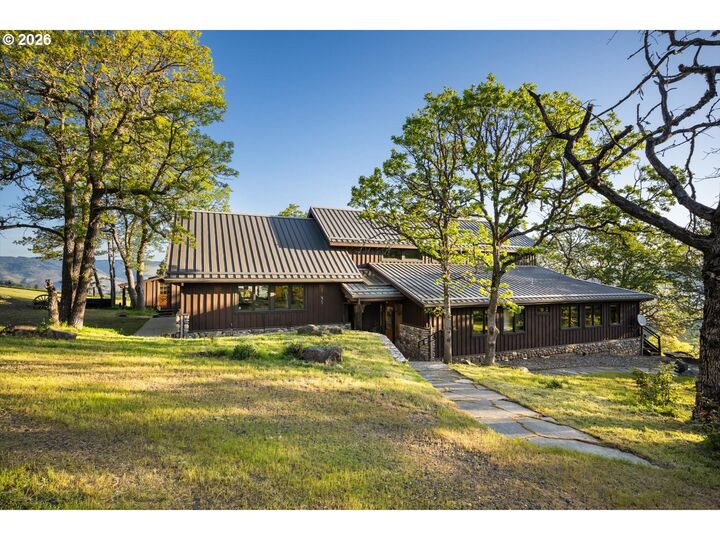 Property Photo: 1945 Cynthia Way OR 97040