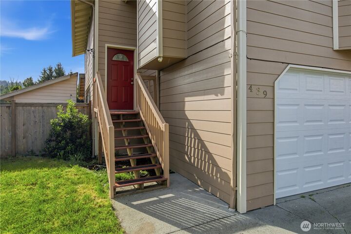 Property Photo:  439  Hawthorne Avenue S  WA 98047 