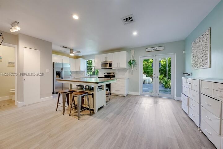 Property Photo: 2747 Dewey St FL 33020