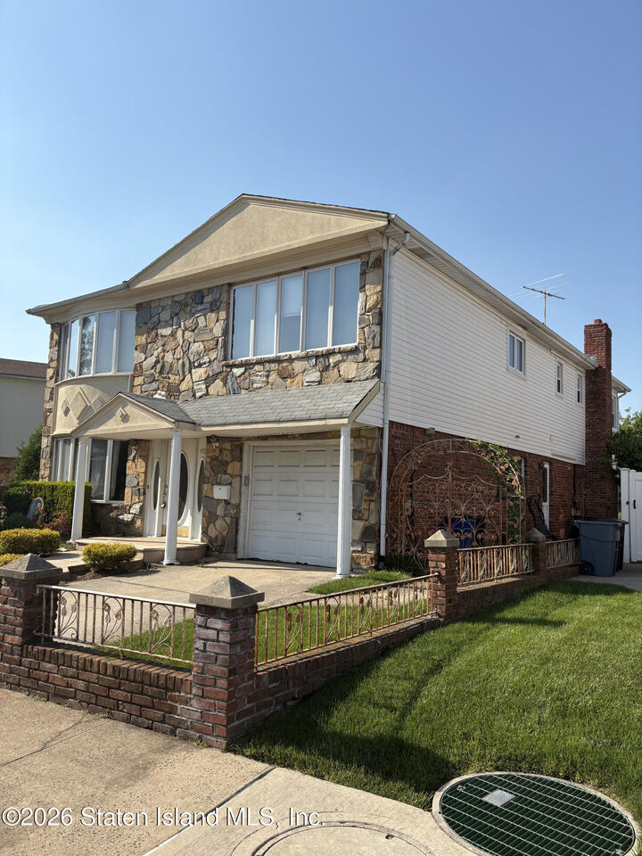 Property Photo:  92 Dawson Circle  NY 10314 