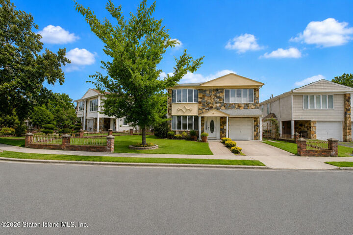 Property Photo:  92 Dawson Circle  NY 10314 