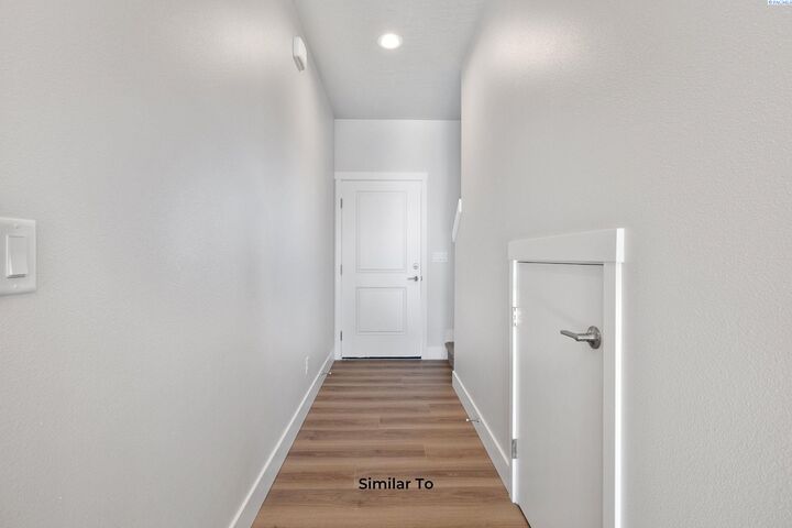 Property Photo: 206 N Dewberry Pl WA 99336