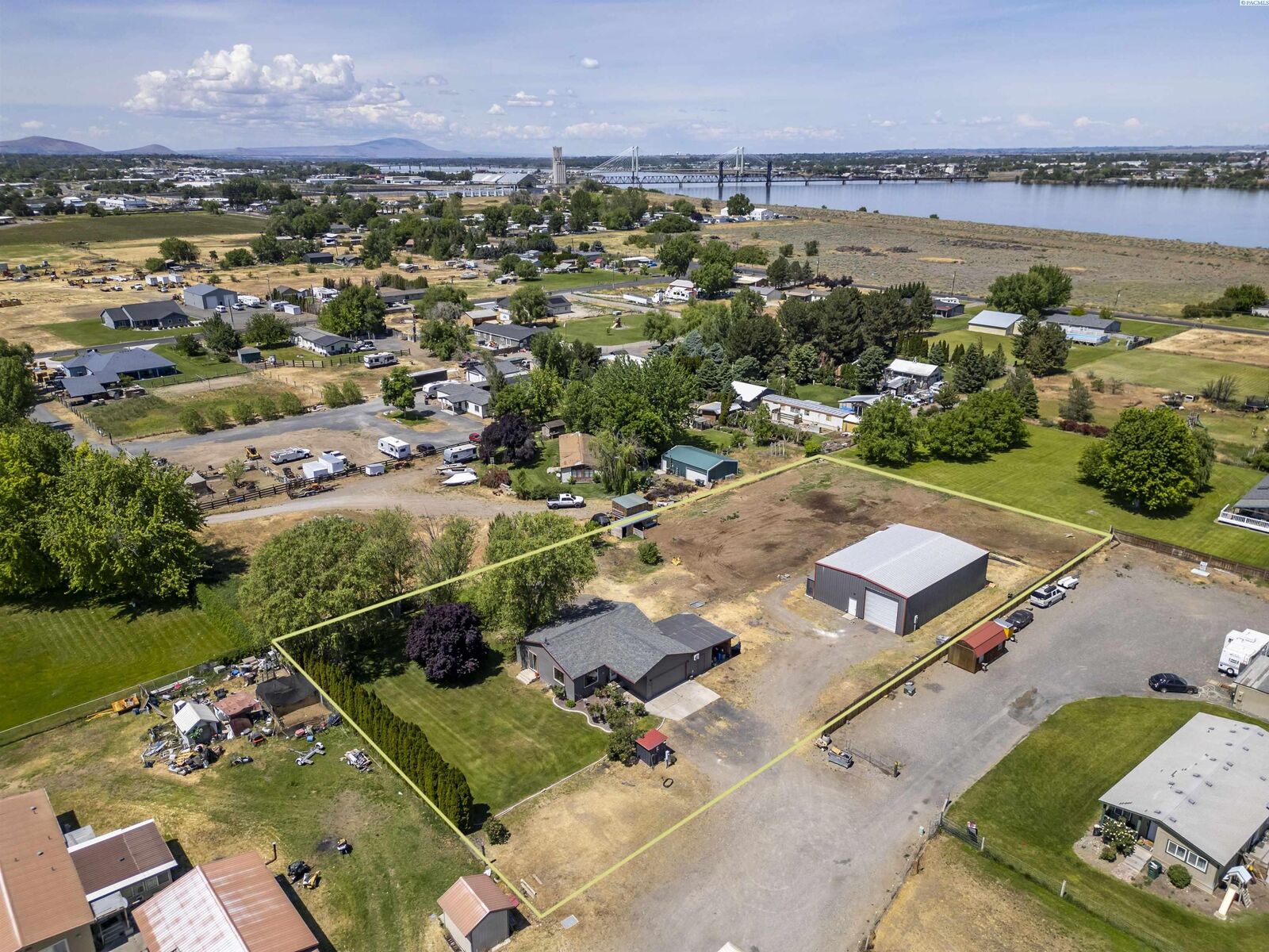 Property Photo:  198506 E 7th Ave  WA 99337 