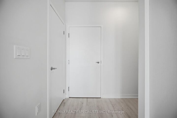 Property Photo: 3405 Ridgeway Drive 21 ON L5L 0B9