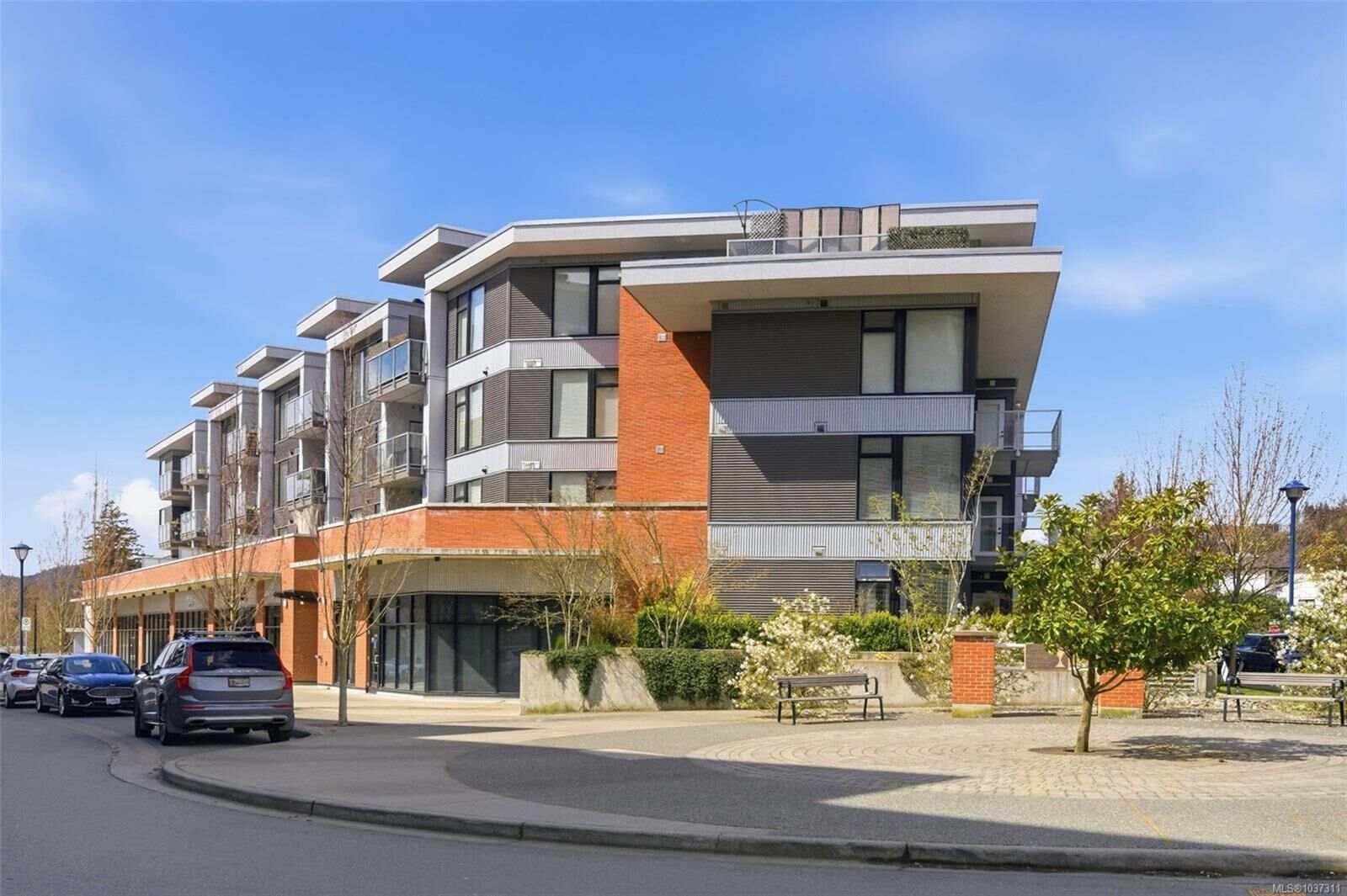 Property Photo:  950 Whirlaway Cres 206  BC V9B 6W6 