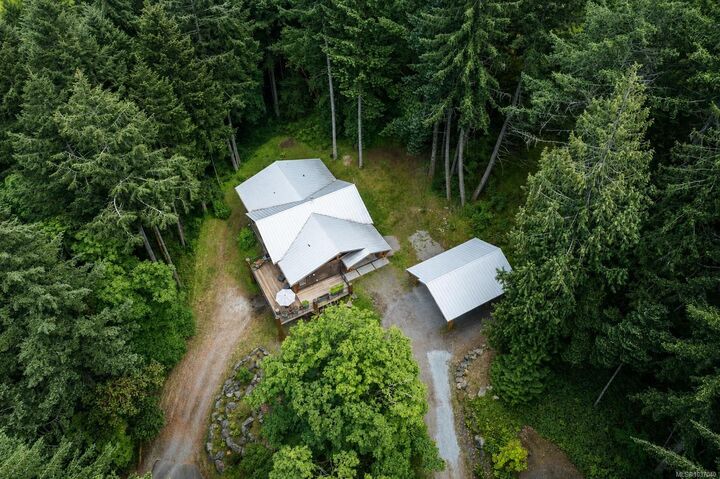 Property Photo: 1291 Benvenuto Ave BC V8M 1J9