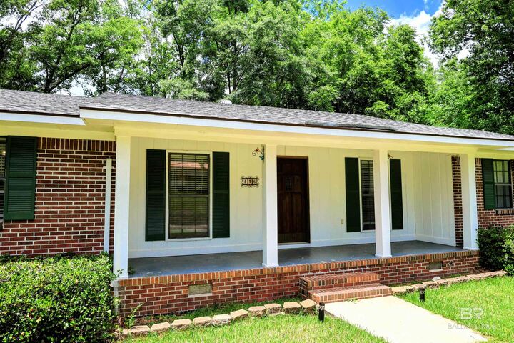 Property Photo: 826 Windsorwood Drive AL 36784