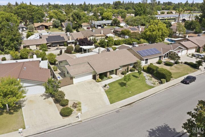 Property Photo:  616 Winchester Street  CA 93309 