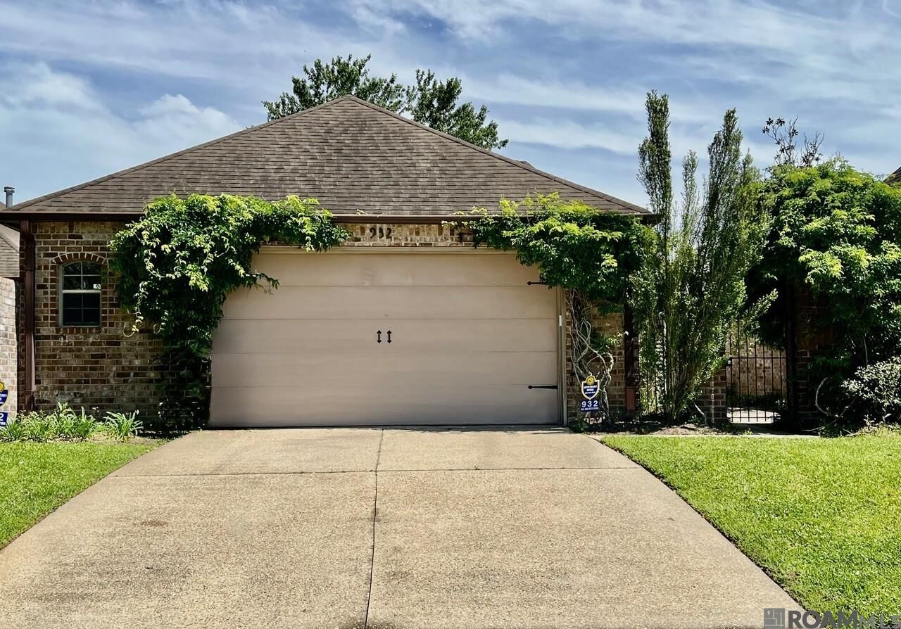 Property Photo:  932 Woodhue Dr  LA 70810 